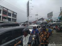 Dilema Buka Tutup atau Sistem 2-1, Puncak Tetap Penuh Sesak