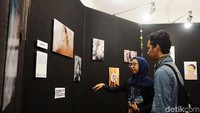 Di hari pertama pembukaan pengunjung yang hadir begitu antusias. Berkeliling menikmati pameran, selfie hingga foto bersama.