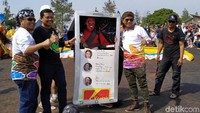 Pelaksanaan Festival Fly ini menyedot perhatian masyarakat. Ribuan masyarakat berbondong-bondong datang menyaksikan terbang gembira tersebut. Mereka tak ingin melewatkan momen bersejarah ini.