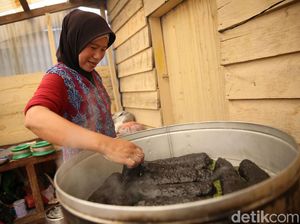 Melihat Pembuatan Kerupuk Cumi Khas Natuna