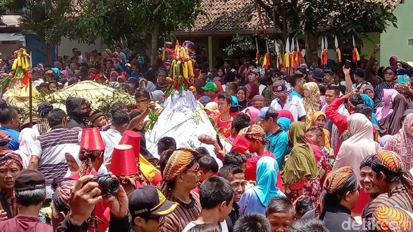 Ribuan warga pun antusias menyaksikan jalannya gerebek dari awal hingga akhir. Gunungan berisi berbagai macam hasil bumi, nasi tumpeng lengkap dengan sayur dan lauk pauk, akhirnya diperebutkan oleh warga setelah didoakan sesepuh desa. (Rinto/detikcom) Ribuan warga pun antusias menyaksikan jalannya gerebek dari awal hingga akhir. Gunungan berisi berbagai macam hasil bumi, nasi tumpeng lengkap dengan sayur dan lauk pauk, akhirnya diperebutkan oleh warga setelah didoakan sesepuh desa. (Rinto/detikcom)