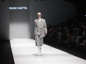 Rani Hatta Tampilkan Baju Hijab Perpaduan Feminin dan Maskulin yang Sporty