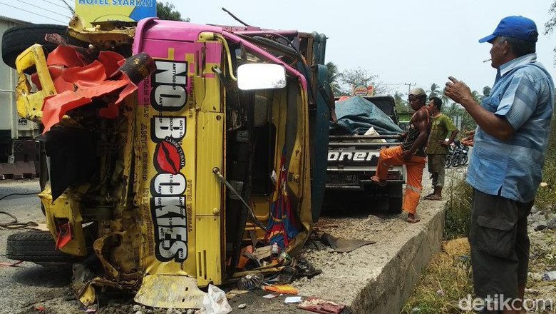 Selfie di Pinggir Jalan, 1 Keluarga di Lampung Tewas Ditabrak Truk Selfie di Pinggir Jalan, 1 Keluarga di Lampung Tewas Ditabrak Truk