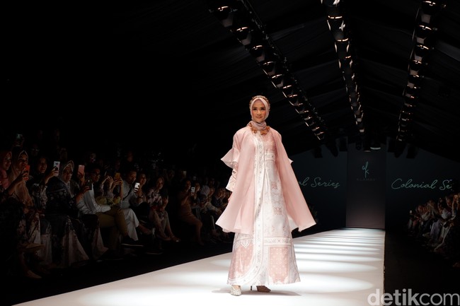 Aktris Maudy Koesnaedi tampil memesona dengan hijab dan busana muslim yang motifnya bertema pahlawan. Foto: Gresnia/Detikcom