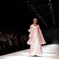 Aktris Maudy Koesnaedi tampil memesona dengan hijab dan busana muslim yang motifnya bertema pahlawan. Foto: Gresnia/Detikcom