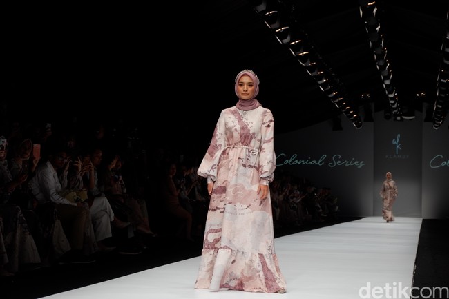 Selebgram Mega Iskanti yang memiliki followers di Instagram lebih dari 722 ribu tampil cantik memakai long dress bergambar peta Indonesia. Foto: Gresnia/Detikcom