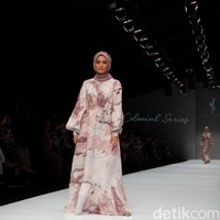 Selebgram Mega Iskanti yang memiliki followers di Instagram lebih dari 722 ribu tampil cantik memakai long dress bergambar peta Indonesia. Foto: Gresnia/Detikcom