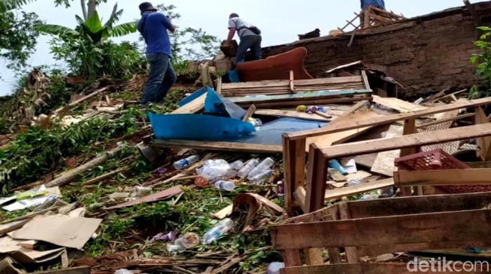 Puting Beliung Rusak 15 Rumah di Cilaku Cianjur