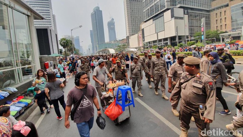 PKL Jualan di Tengah Jalan saat CFD Ditertibkan Satpol PP