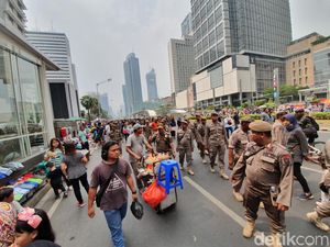 PKL Jualan di Tengah Jalan saat CFD Ditertibkan Satpol PP