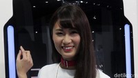Mereka dengan ramah melayani permintaan pengunjung yang ingin mengabadikan aksi mereka di samping kendaraan.