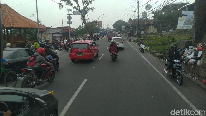 One way kembali berlaku di Puncak, Minggu (27/10)- (Sachril-detikcom)