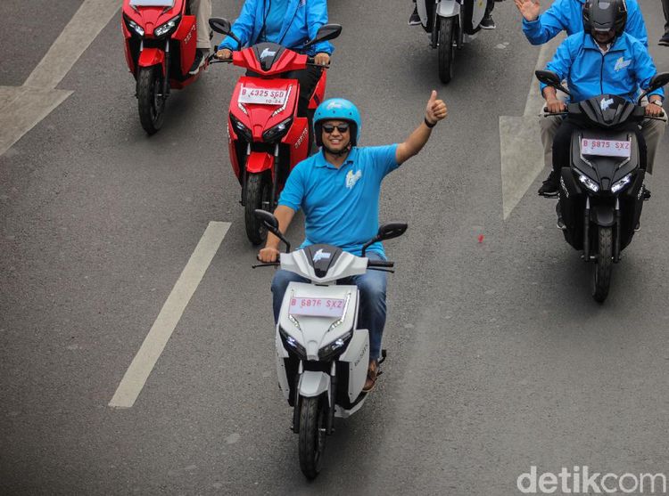 Momen Anies Pimpin Konvoi Jakarta Langit Biru