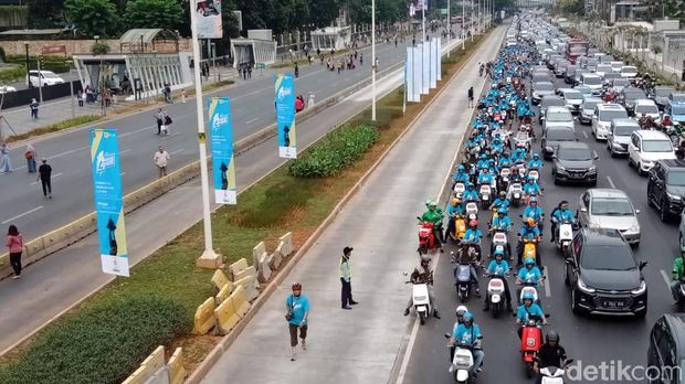 Karnaval Jakarta Langit Biru, Mobil hingga Bus Listrik Konvoi di Sudirman