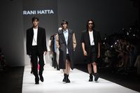 Rani Hatta Tampilkan Baju Hijab Perpaduan Feminim dan Maskulin yang Sporty