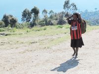Masyarakat Papua yang memakai noken pada kegiatan sehari-hari