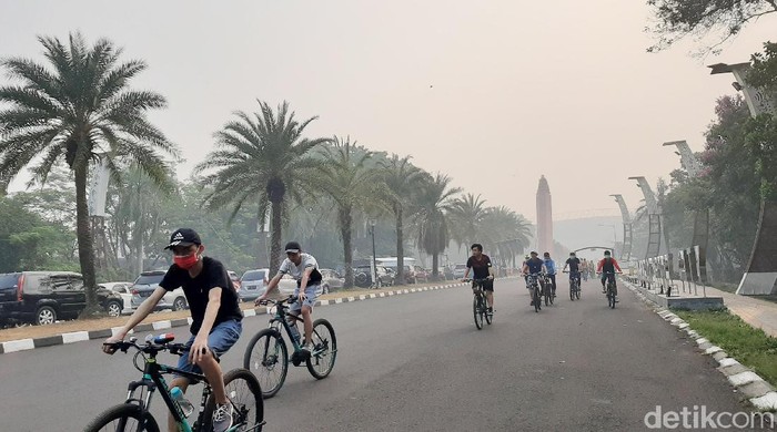 Diselimuti Asap, Warga Palembang Olahraga Pakai Masker Kabut asap sisa kebakaran hutan dan lahan (Karhutla) menyelimuti Palembang dan sekitarnya. Akibatnya, warga yang beraktivitas di luar ruangan dan juga berolahraga harus menggunakan masker.