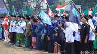 Ribuan santri mengikuti upacara Hari Santri Nasional tingkat Kabupaten Bandung 2019.