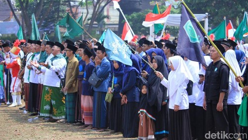 Ribuan santri mengikuti Upacara Hari Santri Nasional tingkat Kabupaten Bandung 2019. Kegiatan hari santri ini digelar oleh PBNU Kabupaten Bandung di Lapang Yonzipur Kecamatan Dayeuhkolot, Kabupaten Bandung, Minggu (27/10/2019).