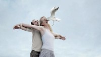 Lagi asyik kencan ala Titanic, eh ditabrak. Istimewa/Webdesignerdepot.