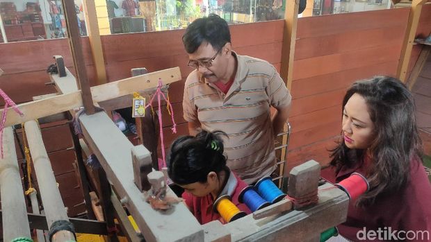 Tekad Djarot Saiful Hidayat dan Istri Promosikan Kain Ulos