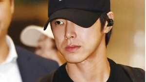 Yunho TVXQ sempat kena skandal gara-gara melanggar aturan saat pandemi dan berada di bar ilegal. Ia meminta maaf dan menjelaskan detail kasus lewat pihak agensi. Foto: Twitter/Instagram