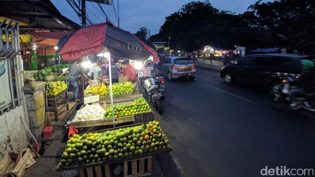 Curhat Warga Soal PKL di Kramat Jati: Jangankan Mobil, Orang Saja Susah Jalan!