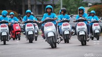 Para peserta konvoi juga kompak mengenakan kaus berwarna biru.