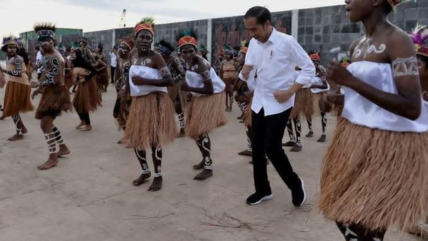 Saat Jokowi Menikmati Senja Bareng Iriana di Taman Kota Kaimana