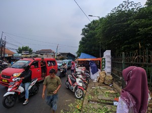Trotoar Jalan Raya Bogor Kotor, Banyak Sampah Daun hingga Keranjang Nyangkut