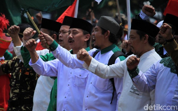 Ribuan Santri di Kabupaten Bandung Peringati Hari Santri Nasional 2019 Ribuan santri mengikuti Upacara Hari Santri Nasional tingkat Kabupaten Bandung 2019. Kegiatan hari santri ini digelar oleh PBNU Kabupaten Bandung di Lapang Yonzipur Kecamatan Dayeuhkolot, Kabupaten Bandung, Minggu (27/10/2019).