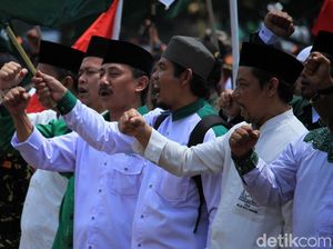 Apel Hari Santri 2023: Laki-laki Pakai Sarung dan Berpeci Hitam