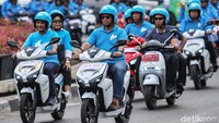 Motor yang dinaiki Anies terdapat tulisan GESITS.