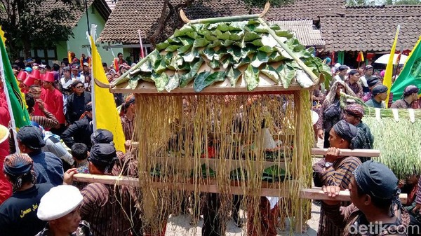 Gunungan ini berisi berbagai macam hasil bumi yang nantinya diperebutkan warga di penghujung acara. (Rinto/detikcom) Gunungan ini berisi berbagai macam hasil bumi yang nantinya diperebutkan warga di penghujung acara. (Rinto/detikcom)