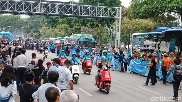 Karnaval Jakarta Langit Biru, Mobil hingga Bus Listrik Konvoi di Sudirman