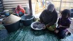 Melihat Pembuatan Kerupuk Cumi Khas Natuna
