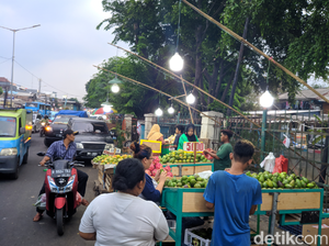 Curhat Warga soal PKL di Kramat Jati: Jangankan Mobil, Orang Saja Susah Jalan!