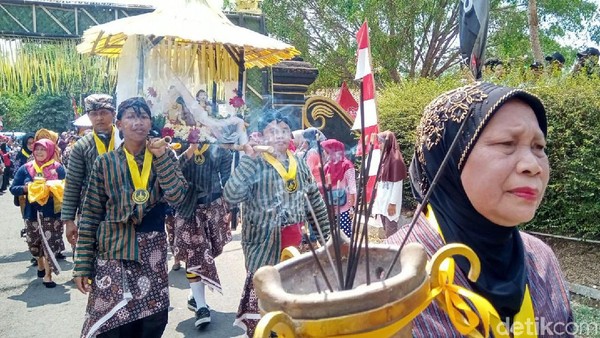 Gerebek Loano digelar oleh warga Desa Loano, Kecamatan Loano, Kabupaten Purworejo, Minggu (27/10) akhir pekan lalu. Tradisi ini digelar sebagai bentuk rasa syukur atas anugerah dan rejeki dari Tuhan YME. (Rinto/detikcom)