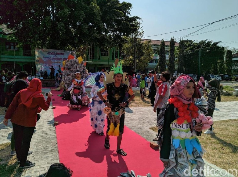 Mahasiswa Ponorogo Peragaan Busana dari Bahan Daur Ulang Mahasiswa Ponorogo Peragaan Busana dari Bahan Daur Ulang