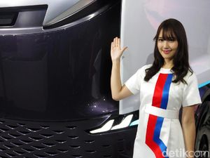 Senyum Manis Gadis Jepang di Tokyo Motor Show