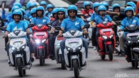 Anies mengikuti konvoi dengan mengenakan kaus berwarna biru dan celana jins. Helm yang dipakai juga berwarna biru.
