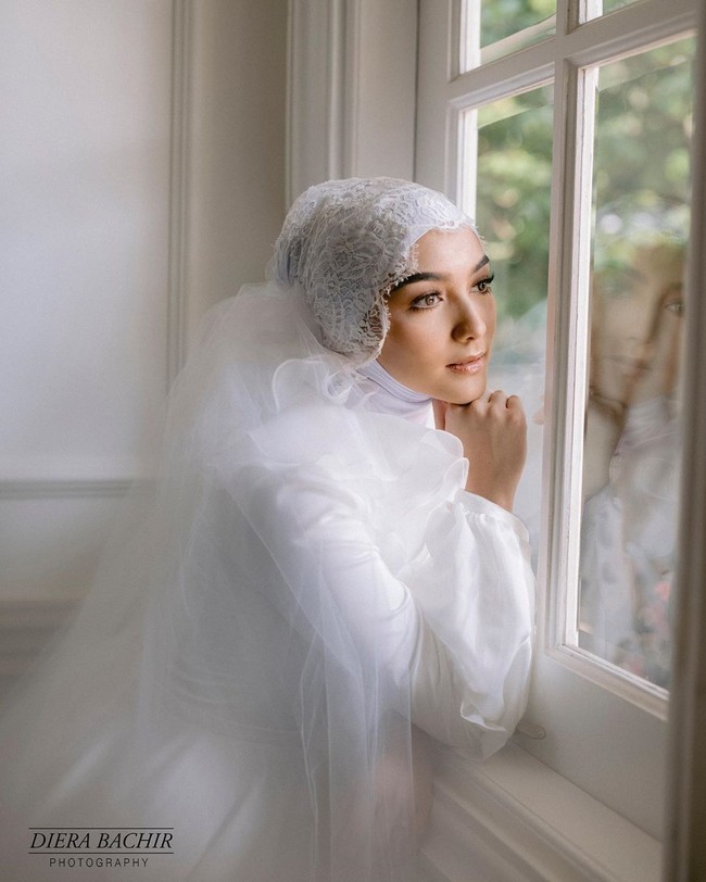 Wanita cantik itu tampak menawan dengan pulasan makeup bernuansa kecokelatan. Foto: Instagram