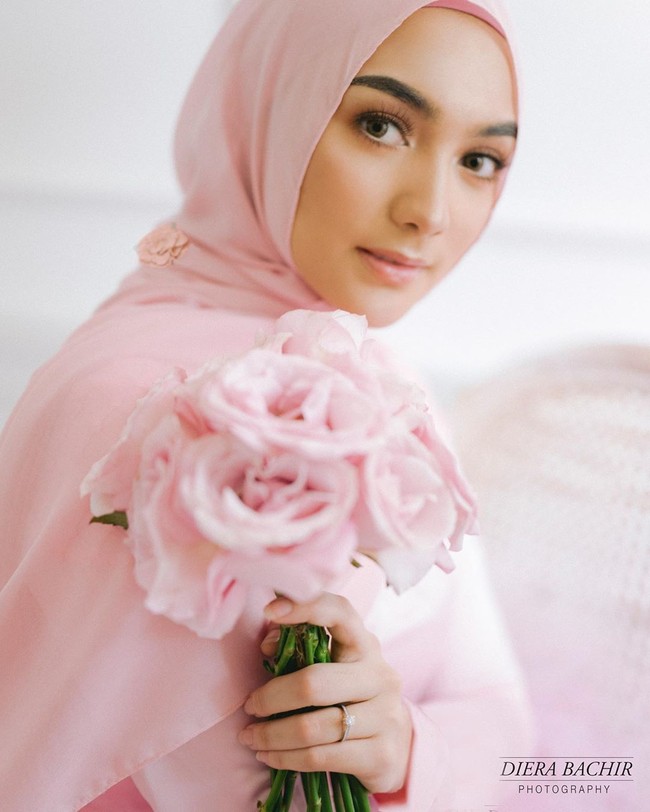 Kali ini, ia memakai hijab yang lebih panjang dan bernuansa serupa gaunnya. Untuk makeup, terlihat sapuan lipstik pink yang membuat wajahnya lebih segar. Foto: Instagram