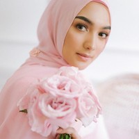 Kali ini, ia memakai hijab yang lebih panjang dan bernuansa serupa gaunnya. Untuk makeup, terlihat sapuan lipstik pink yang membuat wajahnya lebih segar. Foto: Instagram