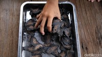 Kerupuk ikan dijual dengan harga Rp 100.000/kg, sedangkan kerupuk cumi Rp 50.000/kg.