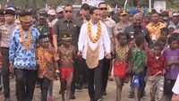 Presiden Jokowi saat berkunjung ke Papua beberapa waktu lalu mengenakan noken. Noken dipakai dengan mengaitkan tali noken di kepala atau diselempangkan di badan. Terdapat banyak jenis noken di Papua. Masing-masing suku memiliki ciri khas noken tersendiri dengan nama sesuai bahasa daerah masing-masing. Foto: (Youtube/ Sekretariat Presiden)