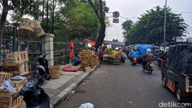 Curhat Warga Soal PKL di Kramat Jati: Jangankan Mobil, Orang Saja Susah Jalan!