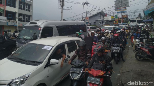 Penampakan Macet Saat Uji Coba Sistem 2-1 di Puncak