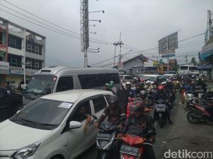 Dilema Buka Tutup atau Sistem 2-1, Puncak Tetap Penuh Sesak