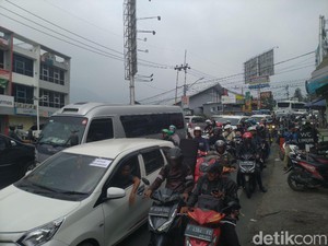 Dilema Buka Tutup atau Sistem 2-1, Puncak Tetap Penuh Sesak